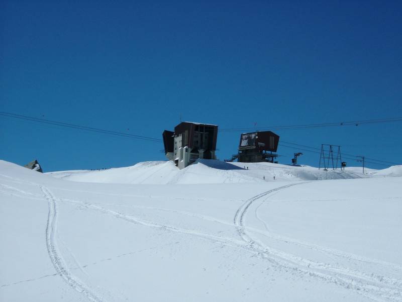 Col des Gentianes mit Luftseilbahnen, April 2006