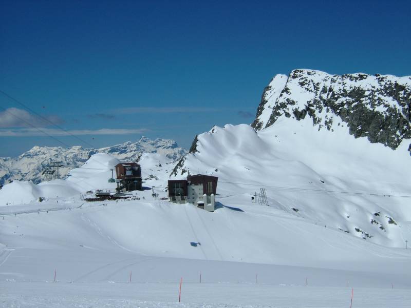 Col des Gentianes mit Luftseilbahnen, April 2006