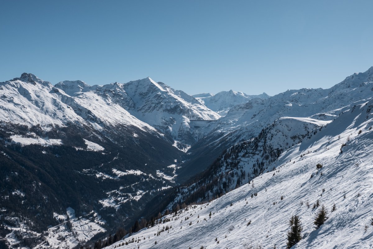Blick ins Val d'Hérémence mit Grande Dixence, Februar 2023