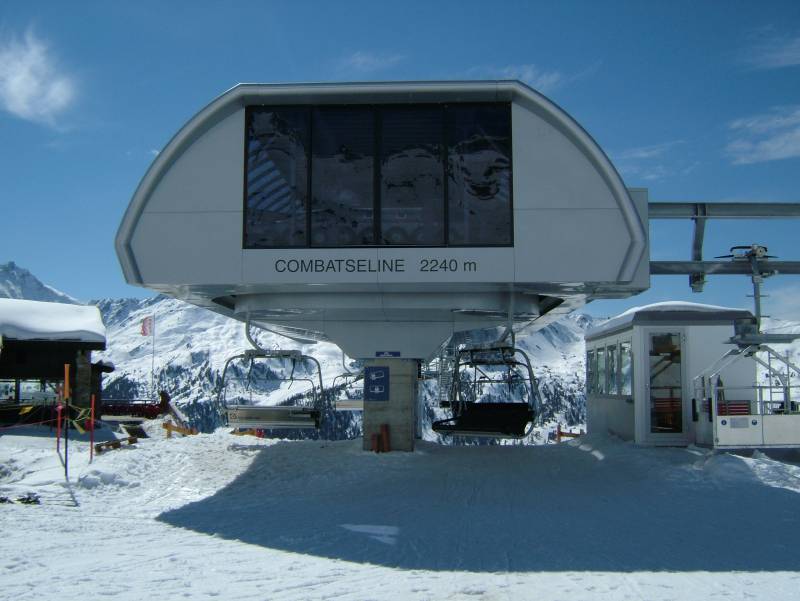 Bergstation der Sesselbahn Siviez-Combatseline, April 2006