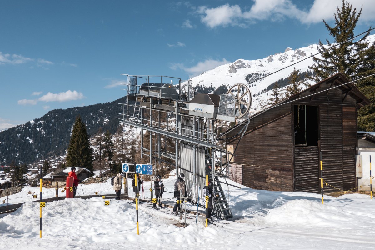 Talstation des Schlepplifts Le Rouge, März 2026