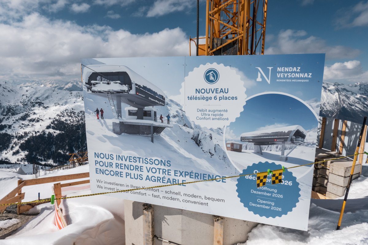 Hinweisschild für die neue Sesselbahn Les Chottes-La Meina-Greppon Blanc, März 2026