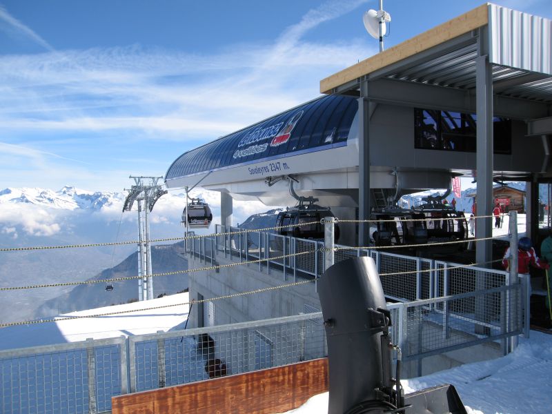 Gleich daneben endet die neue Kabinenbahn von La Tzoumaz Richtung Savoleyres, die eine baugleiche Städeli-Bahn ersetzte, März 2008