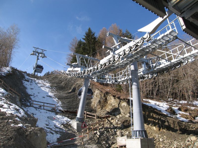 Es handelt sich dabei um ein produkt von Doppelmayr/Garaventa. Wie man sieht waren grössere GEländekorrekturen nötig beim Bau dieser Bahn, März 2008