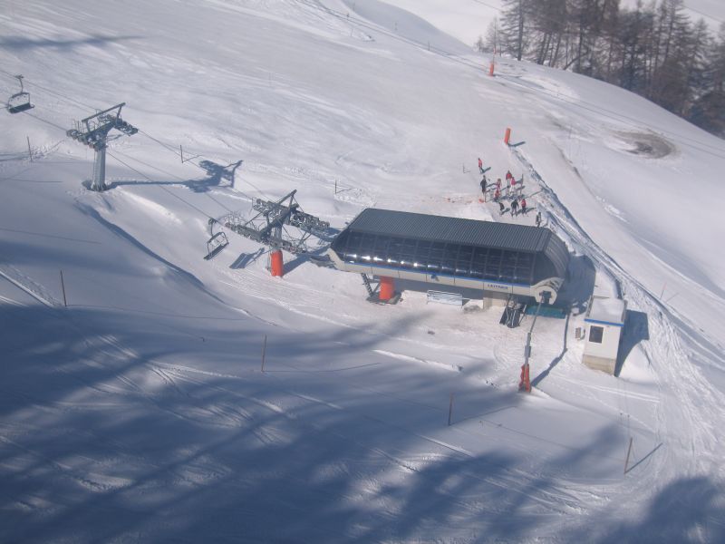 Blick von der Kabine aus auf die Talstation der Sesselbahn Le Nord, März 2008