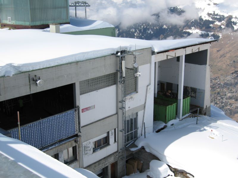 Relikte aus vergangenen Zeiten: Links war einst die Talstation der dritten Sektion Kabinenbahn zum Tête des Vaux, ein Giovanola-Produkt, rechts startete die Luftseilbahn von Von Roll Richtung Les Attelas, März 2008