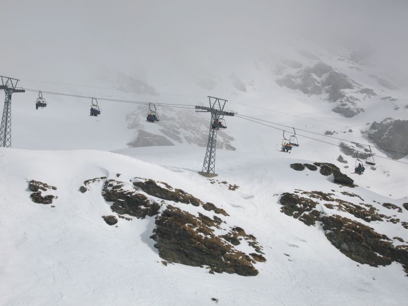 Von hier aus hat man auch einen schönen Blick auf die Sesselbahn La Chaux-Col Brunet, beim Bau die erste fixe 4er Sesselbahn der Schweiz, März 2008