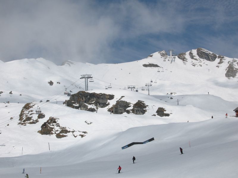 Strecke der Kombibahn Croix des Ruinettes-Fontanet-La Chaux, diesmal die andere Seite. Insgesamt ersetzte die Bahn drei Städeli-Sesselbahnen, zwei davon auf gleicher Trasse, die dritte wurde wegen der nicht mehr erforderlichen Kapazität aufbelassen. Pisten sind dadurch aber keine verloren gegangen, März 2008