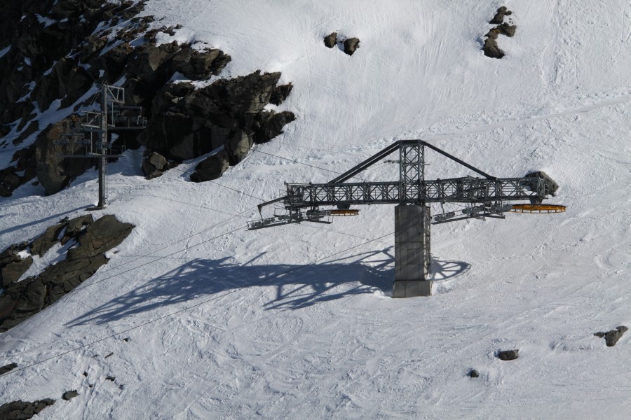 Beim vorletzten Besuch fuhren sie noch, beim letzten hingen immerhin noch Gehänge dran: nun stehen die Gletscherschlepplifte am Col des Gentianes aufgrund des Gletscherrückgangs seit Jahren still, Februar 2012