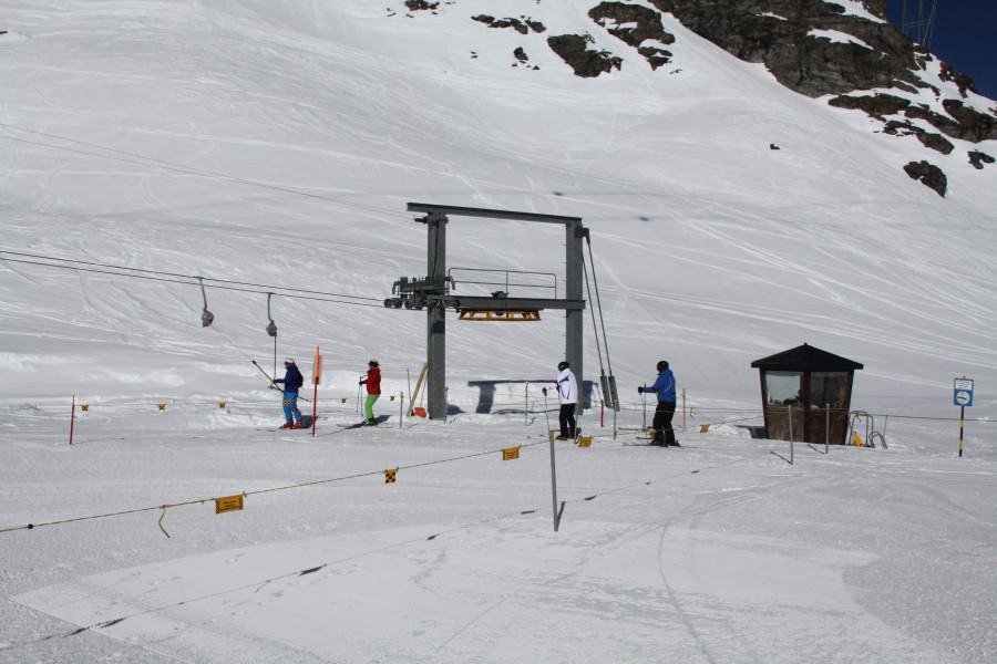 Als Rückbringer zum Col des Gentianes ist dieser kurze, 2007 neu gebaute Schlepplift von Garaventa in Betrieb, Februar 2012