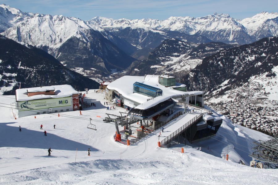 Croix des Ruinettes mit der Talstation der Kombibahn nach Fontanet-La Chaux im Vordergrund, dahinter die Stationen der beiden Kabinenbahn von Verbier her kommend sowie dem Funitel nach Les Attelas, Februar 2012