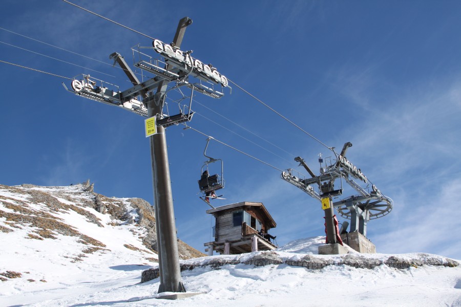 Die Nordwestseite des Creppon Blanc wird durch eine gleichnamige, kurze fix geklemmte Sesselbahn erschlossen, Februar 2012