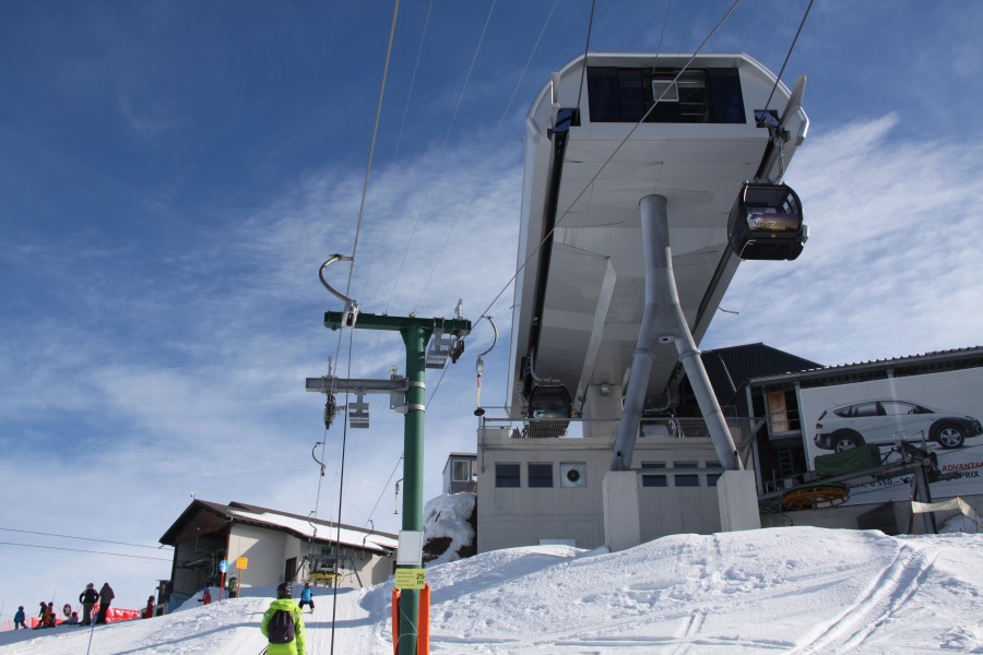 Schlepplift L'Inalpe, darüber die Bergstation der Kabinenbahn Veysonnaz-Thyon, Februar 2012