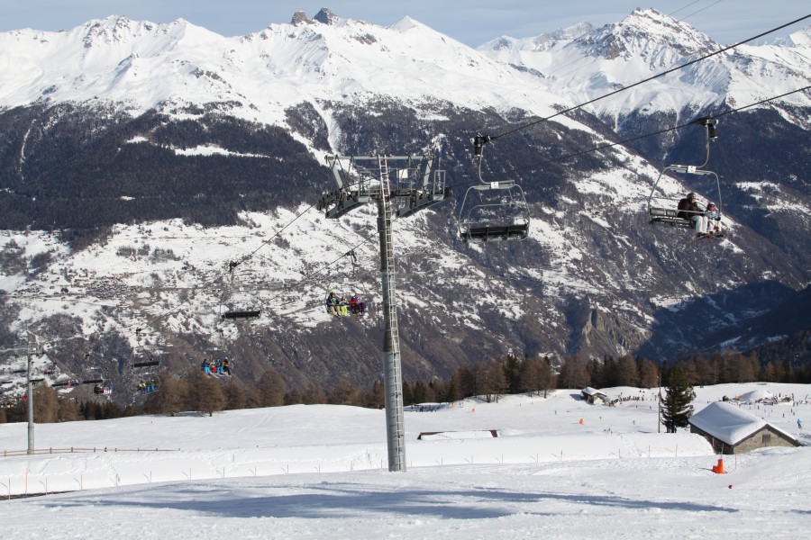 Parallel dazu, aber etwas länger die Baco-Poma-Sesselbahn Les Collons-La Trabanta, Februar 2012