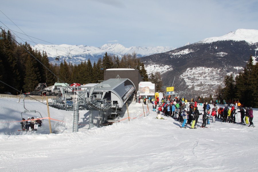 Talstation der Sesselbahn Les Collons-L'Etherolla von Garaventa, dahinter das Talstationsgebäude der Vorgängeranlage von Bühler, Februar 2012
