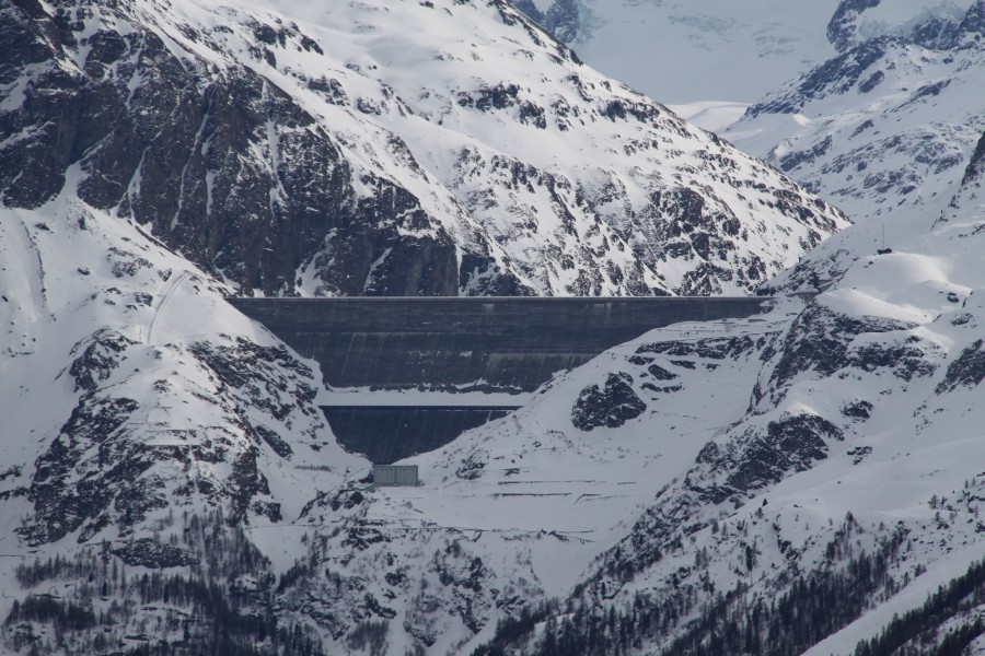 Blick zum Lac des Dix samt Kraftwerkspendelbahn von Küpfer, Februar 2012