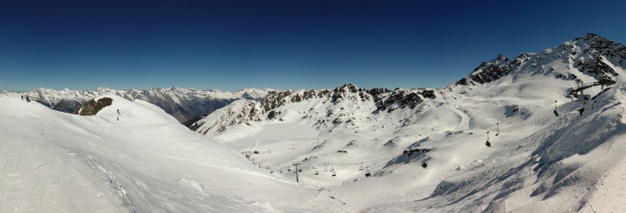 Blick von Attelas auf die beiden Sesselbahnen am Lac des Vaux, März 2014