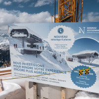 Hinweisschild für die neue Sesselbahn Les Chottes-La Meina-Greppon Blanc, März 2026