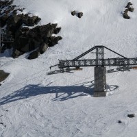 Beim vorletzten Besuch fuhren sie noch, beim letzten hingen immerhin noch Gehänge dran: nun stehen die Gletscherschlepplifte am Col des Gentianes aufgrund des Gletscherrückgangs seit Jahren still, Februar 2012