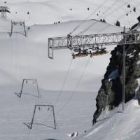 Strecke der beiden Kurvenschlepplifte Col des Gentianes, das traurige Ende eines einstigen Sommerskigebiets. Mögen sie noch lange als stille Zeitzeugen hier verweilen, Februar 2012