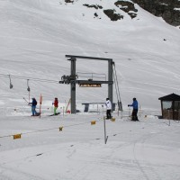 Als Rückbringer zum Col des Gentianes ist dieser kurze, 2007 neu gebaute Schlepplift von Garaventa in Betrieb, Februar 2012