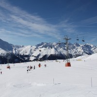 La Chaux, einer der Übungsbereich im Teilsektor Verbier. Erschlossen wird er unter anderem mit der hier sichtbaren ersten fix geklemmten Vierersesselbahn der Schweiz zum Col Brunet, Feburar 2012