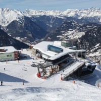 Croix des Ruinettes mit der Talstation der Kombibahn nach Fontanet-La Chaux im Vordergrund, dahinter die Stationen der beiden Kabinenbahn von Verbier her kommend sowie dem Funitel nach Les Attelas, Februar 2012
