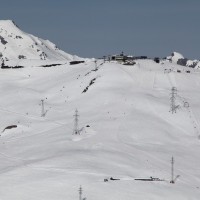 Zoom nach Savoleyres mit der zugehörigen Kabinenbahn von Verbier kommend, welche noch eine Saison Gnadenfrist erhalten hat, ehe sie einer Ersatzanlage zum Opfer fällt. Gleiches Schicksal wird voraussichtlich auch den Schlepplift Savoleyres Sud von Städeli rechts im Bild ereilen, Februar 2012