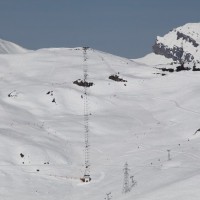 Sesselbahn Combe de la Tournelle-Tête des Savoleyres von Garaventa in der Totalen, rechts oberhalb davon der Schlepplift Combe de la Tournelle, welcher im vergangenen Sommer neu erstellt wurde, Februar 2012