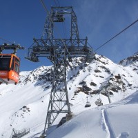Funitel Croix des Ruinettes-Attelas, rechts eine Stütze der im vergangenen Sommer erstellten Sesselbahn Mayentzet-Combe �  Médran. Sie ersetzte zwei fix geklemmte Sesselbahnen, Februar 2012
