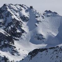Blick vom Mont Gélé zum etwas höher gelegenen Mont Fort samt Seilbahnstation und Abfahrtsroute, Februar 2012