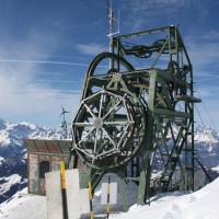 Das Standardbild eines der letzten echten Skigipfels der Alpen: Die offene Bergstation der Luftseilbahn Attelas-Mont Gélé, Februar 2012