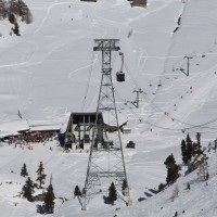 Luftseilbahn Tortin-Col des Gentianes, dahinter die Sesselbahn Siviez-Pra Comoun-Tortin, Februar 2012