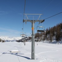 Sesselbahn Siviez-Pra Comoun-Tortin, die auf dem Abschnitt zwischen der zweiten Zwischenstation und der Bergstation in beiden Richtungen Skifahrer über die Ebene transportiert, Februar 2012