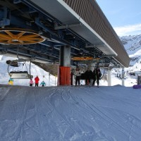 Sesselbahn Siviez-Pra Comoun-Tortin, interessanterweise mit Abspannung in der Mittelstation, Februar 2012