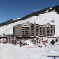 Hotelkomplex in Siviez, ein zwar aus heutiger Sicht unschönes, aber den Stil der 70er Jahre bestens repräsentierendes Zeitdokument, Februar 2012