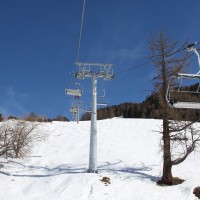 Als dritte Sesselbahn neben den Anlagen nach Tortin und Nendaz von Siviez aus stellt die Sesselbahn Combatseline die Verbindung Richtung Veysonnaz-Les Collons sicher, Februar 2012