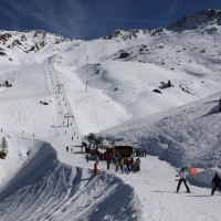 Die zweite Sektion übernehmen zwei Schlepplifte zum Creppon Blanc, beide in Dreiecksseilführung gehalten, Februar 2012