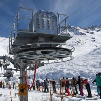 Talstation des Schlepplifts Creppon Blanc 1, eine Von Roll-Anlage aus den 70ern, welche vor kurzem aber eine neue Talstation von Leitner sowie neue Gehänge von Doppelmayr erhalten hat, Februar 2012