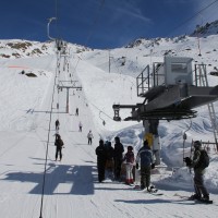 In die bestehende Dreiecksseilführung baute Doppelmayr 2002, also fast 30 Jahre nach dem ersten Schlepplift, als Entlastung eine zweite Anlage, Februar 2012