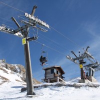 Die Nordwestseite des Creppon Blanc wird durch eine gleichnamige, kurze fix geklemmte Sesselbahn erschlossen, Februar 2012