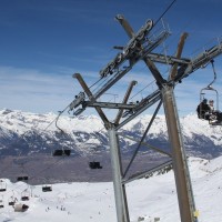 Rösselsprung aus dem Bilderbuch an der Sesselbahn Creppon Blanc 3, die baugleich mit den Anlagen Super Nendaz-Siviez und der ehemaligen Sesselbahn Siviez-Combatseline ist, Februar 2012