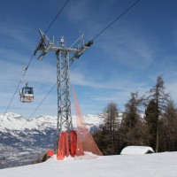 Kabinenbahn Mayens de l'Ours-Thyon mit ihren formschönen Fachwerkstützen, die im kommenden Sommer einer neuen 10er-Kabinenbahn zum Opfer fallen müssen, Februar 2012