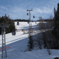 Kabinenbahn Mayens de l'Ours-Thyon mit ihrer charakteristisch hohen und dadurch ruhigen Seilführung, Februar 2012