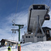 Schlepplift L'Inalpe, darüber die Bergstation der Kabinenbahn Veysonnaz-Thyon, Februar 2012