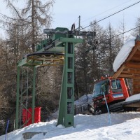 Bergstation des stillgelegten Schlepplifts Combyre, Februar 2012