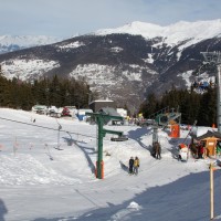 Talstation des Schlepplifts Muraz, dahinter links die Sesselbahn Les Masses-Les Collons sowie rechts die Sesselbahn Les Collons-L'Etherolla, Februar 2012