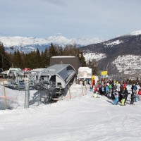 Talstation der Sesselbahn Les Collons-L'Etherolla von Garaventa, dahinter das Talstationsgebäude der Vorgängeranlage von Bühler, Februar 2012