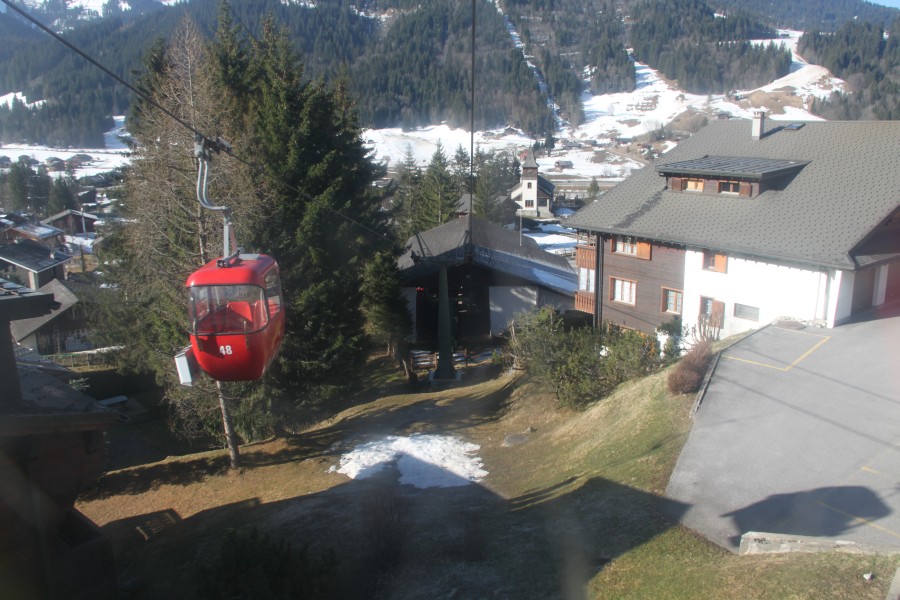 Bergfahrt mit der Giovanola-Kabinenbahn von Les Dialberets nach Isenau. Leider soll die kultige Bahn 2012 einem Neubau weichen, März 2011