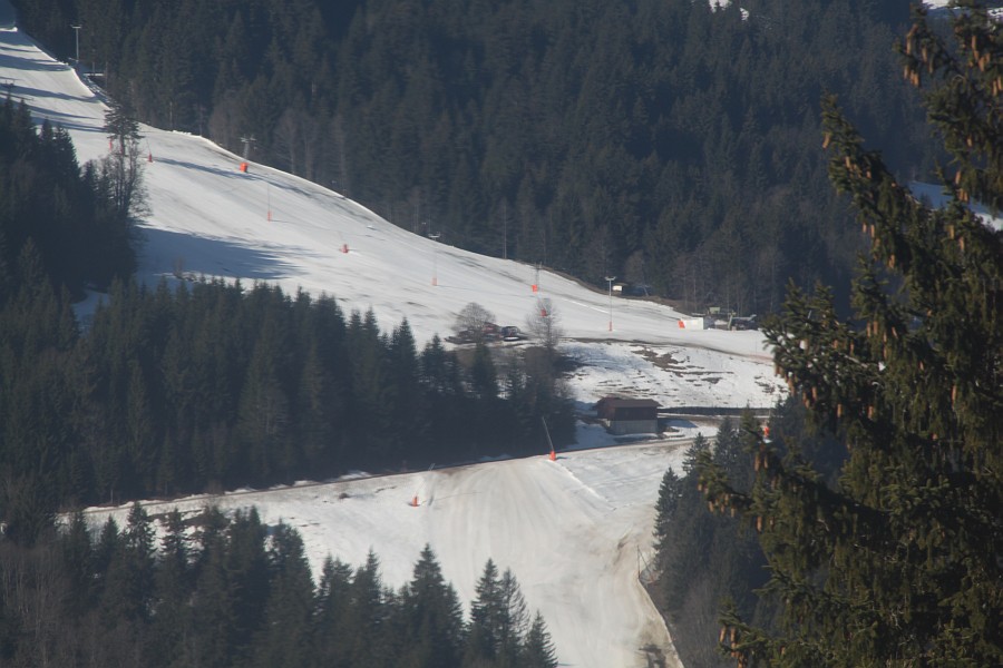 Zoom zum Schlepplift Les Essertons-La Jorasse von Städeli auf der gegenüberliegenden Talseite mit den Hängen des Skigebiets Meilleret, März 2011